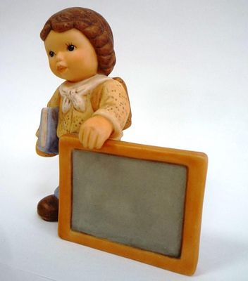 Статуэтка Мальчик с доской Германия 1950. Материал: Фарфор 
Страна: Германия 
Год: 1950 