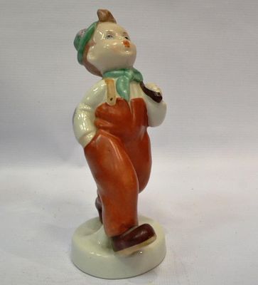 Статуэтка Юный турист
. Материал: Фарфор 
Страна: Чехия 
Время: 20 век / 3 четверть 
Состояние: 