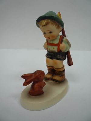 Статуэтка Юный охотник. Материал: Фарфор 
Страна: Германия 
Время: 20 век / 3 четверть 