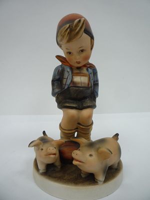 Статуэтка Мальчик с поросятами. Материал: Фарфор 
Страна: Германия 
Время: 20 век / 3 четверть 