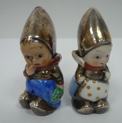 Набор солонка и перечница Малыши
. Материал: Фарфор, серебрение 
Страна: Германия 1970-е гг 