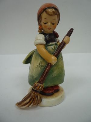 Статуэтка Девочка с метлой. Материал: Фарфор 
Страна: Германия 
Время: 20 век / 3 четверть 