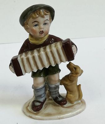 Статуэтка Мальчик с гармошкой Бертрам
. Материал: Глазурованный фарфор 
Страна: Германия 
Время: 