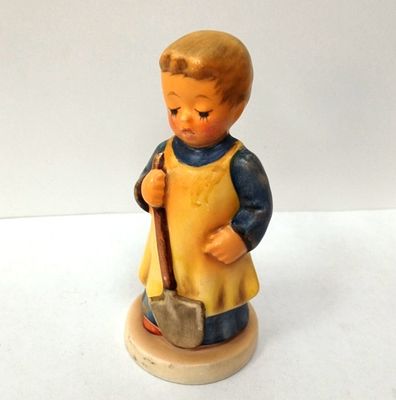 Статуэтка Мальчик с лопатой Германия 1960 Гебель. Материал: Фарфор 
Страна: Германия 
Время: 20 