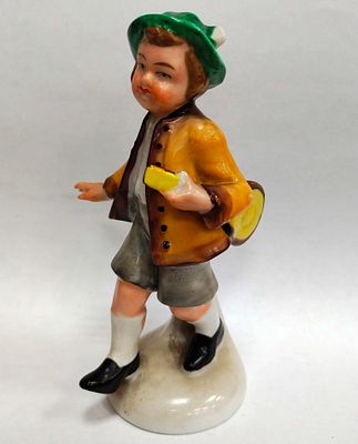 Статуэтка Мальчик с мандолиной Германия. Материал: Фарфор 
Страна: Германия 
Состояние: Отличное 