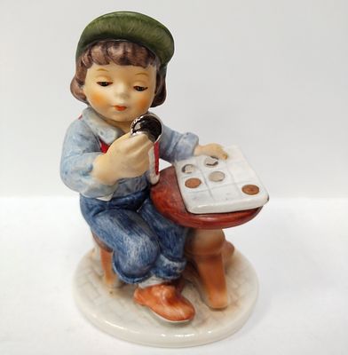 Статуэтка Юный нумизмат. Материал: Фарфор 
Страна: Германия 
Время: 20 век / 4 четверть 