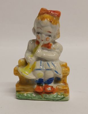 Статуэтка Девочка с дудкой Япония 1940-е гг. Материал: Фарфор 
Страна: Япония 
Состояние: 