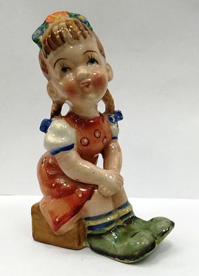 Статуэтка Девочка воображуля Германия
. Материал: Фарфор 
Страна: Германия 
Год: 1970 