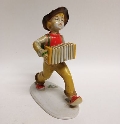 Статуэтка Мальчик с гармошкой Ортлофф и Метцлер Германия. Материал: Фарфор 
Страна: Германия 
