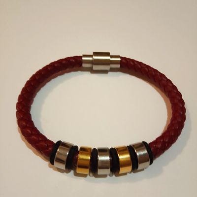 Стильный кожаный браслет с магнитным замком. Материал: Кожа 
Состояние: Отличное 
*Обхват 20,5 см