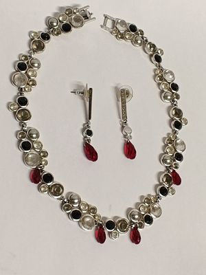 Гарнитур Колье, серьги SWAROWSKI Австрия. Материал: Ювелирный сплав 
Страна: Австрия 
Состояние: 