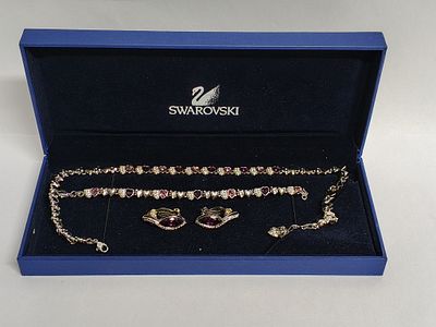 Гарнитур Колье, браслет, серьги SWAROWSKI Австрия. Материал: Ювелирный сплав 
Страна: Европа 