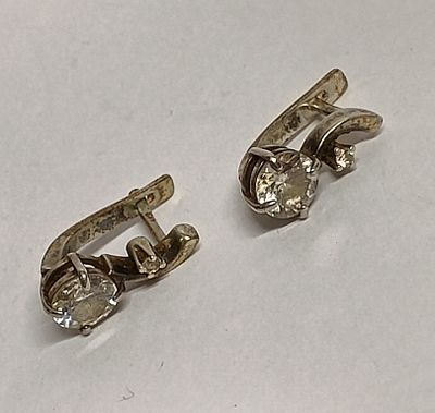 Серебряные серьги Италия
. Материал: Серебро 925 пр 
Страна: Италия 
Вставки фианиты 
Состояние: 