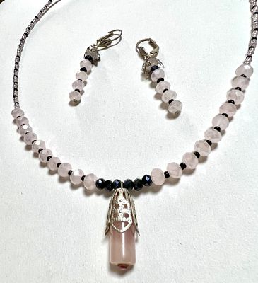 Комплект из розового кварца. Состояние: Отличное 
*Размеры: длина 44 см, серьги 5 см 
Деликатное 