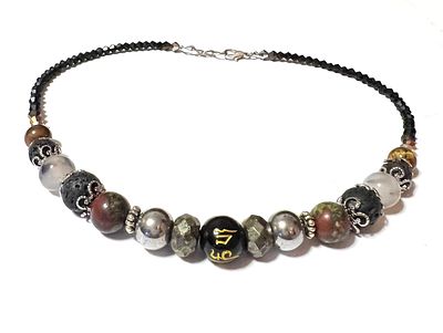 Особо модное авторское колье из натуральных камней. Состояние: Отличное 
*Материалы: натуральные 