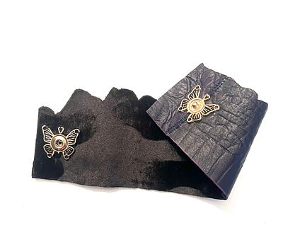 Дизайнерский женский браслет из натуральной тисненной кожи темно-фиолетового цвета с бабочкой. С 