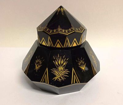 Чайница фиолетового стекла Богемия 1900-е. Материал: Стекло 
Страна: Чехия 
Год: 1905 