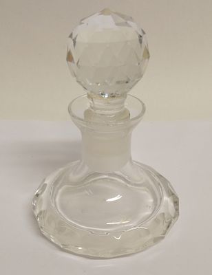 Флакон для духов Богемия. Материал: Стекло 
Страна: Чехия 
Состояние: Отличное 
Высота: 8 