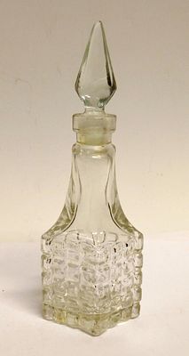 Флакон для уксуса хрусталь СССР 1960-е. Материал: Стекло 
Страна: СССР 
Год: 1965 
Состояние: 