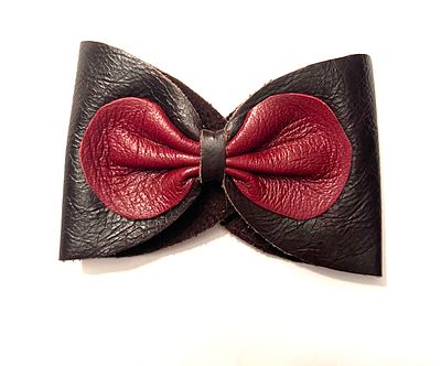 Авторский браслет- бант из натуральной кожи в 2-х цветах. Состояние: Отличное 
*Материалы: 