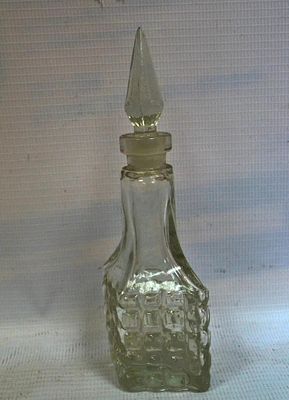 Соусница. Материал: Стекло 
Время: 20 век / 3 четверть 
Высота: 12 сантиметров 
Страна: 