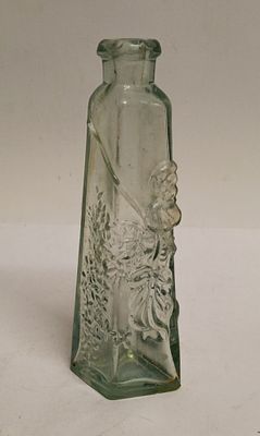 Флакон для духов стекло Россия 19 в
. Материал: Стекло 
Страна: Россия 
Время: 19 век 
Год: 1880 
