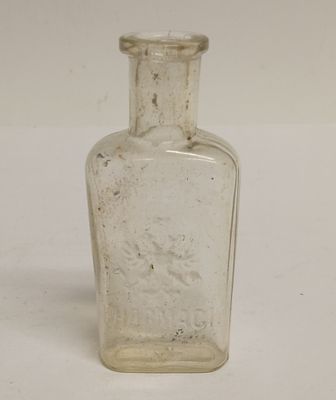 Флакон аптечный Эрманс и Ко Россия 19 век
. Материал: Стекло 
Страна: Россия 
Время: 19 век 