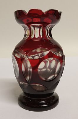 Вазочка красное стекло Богемия 1900-е
. Материал: Стекло 
Страна: Чехия 
Время: 20 век / 1 