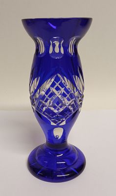 Вазочка синее стекло Богемия 1900-е
. Материал: Стекло 
Страна: Чехия 
Год: 1900 
Состояние: 