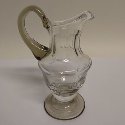 Кувшинчик для масла или соуса Европа. Материал: Стекло 
Страна: Европа 
Время: не задано 
Год: 