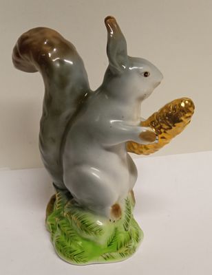 Штоф Белочка с орехом фарфор Хайта СССР 1960-е
. Материал: Фарфор 
Страна: СССР 
Год: 1965 