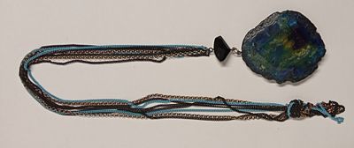 КРУПНЫЙ Кулон Моховой агат на цепочках. Состояние: Отличное 
*Размеры: 5 х 5,5 см 
Длина 45 см