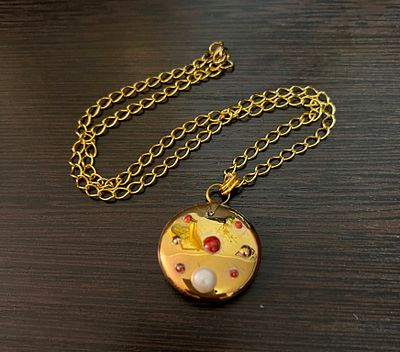 Подвеска из позолоченного ювелирного фарфора Италия. Материал: Фарфор 
Страна: Италия 