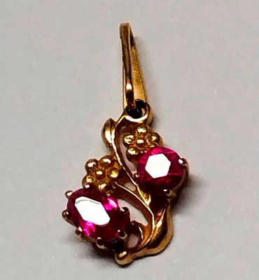 Подвеска золотая СССР. Материал: золото 585 
Страна: Россия 
Состояние: Отличное 
Высота: 2 