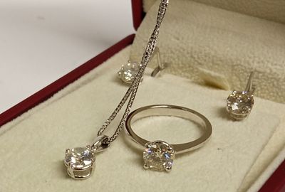 Гарнитур с бриллиантами больше 1 карата. Материал: Золото 
Страна: Израиль 
Время: не задано 