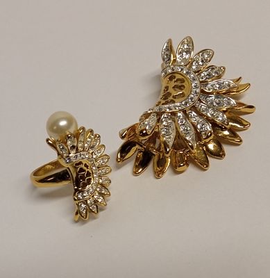 Кольцо и Зажим для платочка. Состояние: Отличное 
*Кольцо: 3 х 2 см 
Размер 17,0-17,5 
Зажим: 4 