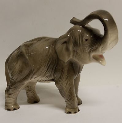 Статуэтка Слон Зитцендорф Германия
. Материал: Фарфор 
Страна: Германия 
Состояние: Отличное 