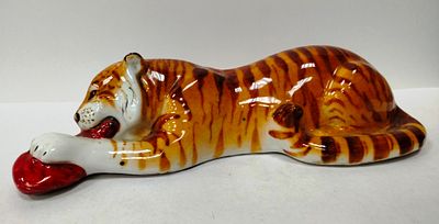 Статуэтка Тигр с мясом ЛФЗ. Материал: Фарфор 
Страна: СССР 
Состояние: Отличное 
Ширина: 20 