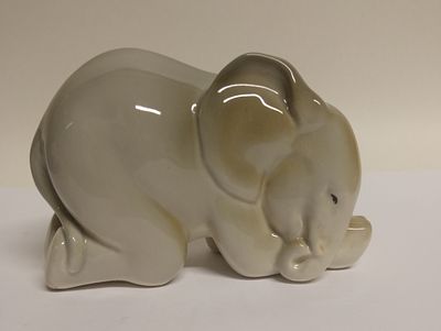 Статуэтка Слоненок ЛФЗ СССР 1960-е. Материал: Фарфор 
Страна: СССР 
Год: 1969 
Состояние: 