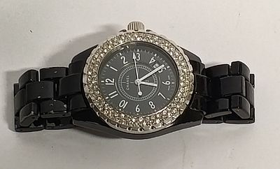 Часы женские CHANEL. Состояние: Хорошее 
*Материал: стразы, металл, Механизм: кварцевый, Размер 