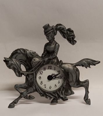 Настольные часы ВСАДНИЦА Германия 19 в. Страна: Германия 
Состояние: Отличное 
*подчасник 1930-х 