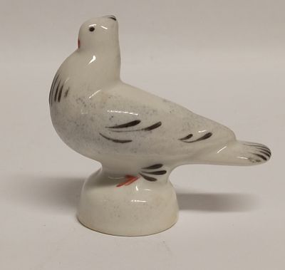 Статуэтка Голубь Сысерть. Материал: Фарфор 
Страна: Россия 
Год: 2007 
Автор: В.А. Суровцев 
