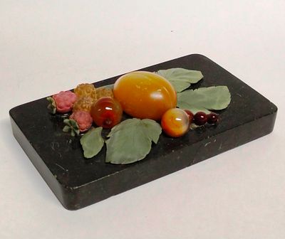 Пресс-папье Ягоды Россия 19 век
. Материал: Камень 
Страна: Россия 
Время: 19 век 
Год: 1860-е 
