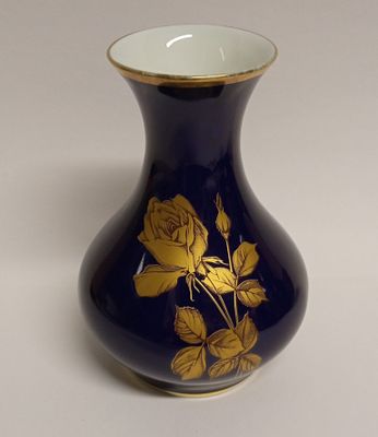 Ваза кобальт Золотые розы Weimar Германия. Материал: Фарфор 
Страна: Германия 
Состояние: 