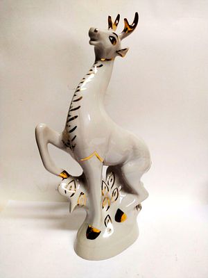 Статуэтка Олень СССР Городница. Материал: Фарфор 
Страна: СССР 
Состояние: Отличное 
Высота: 32 