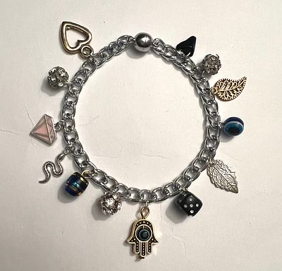 Шарм-браслет &laquo;Домино&raquo;. Материалы: металл, эмали 
Страна: Европа 
Размер: 19 
Состояние: отличное