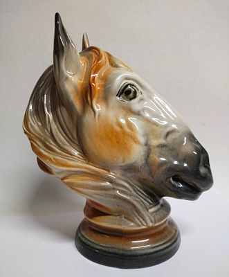 Скульптура Голова лошади СССР. Материал: Фарфор 
Страна: СССР 
Время: не задано 
Состояние: 