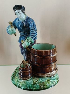 Старинная фаянсовая статуэтка &laquo;Бондарь&raquo; Тов-во М. С. Кузнецова 19 век. Россия 19 в 
Размеры 21 