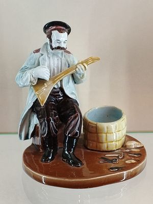 Скульптура ОТСТАВНОЙ СОЛДАТ Частные заводы Россия 19 век. Россия 19 в 
Размеры 15 х 13 см 