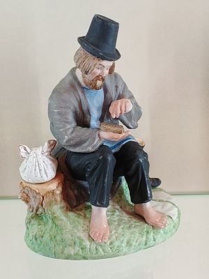 &laquo;Мужик с краюшкой хлеба&raquo; Фабрика Гарднер Россия 19 век. Бисквит, роспись, 
Высота — 14,5 см 